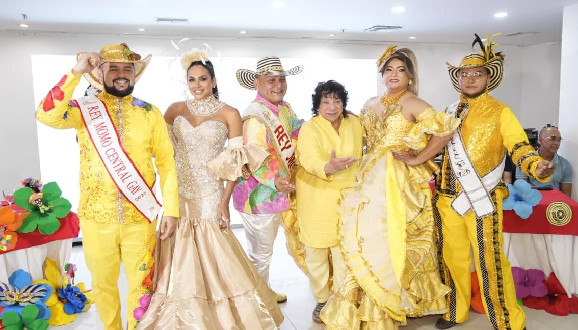 Reyes del Carnaval Gay de Barranquilla y el Atlántico en la presentación de programación junto al presidente de la Corporación Autónoma del Carnaval Gay, Jairo Polo Altamar, y el Rey Momo del Carnaval de Barranquilla, Adolfo Maury.