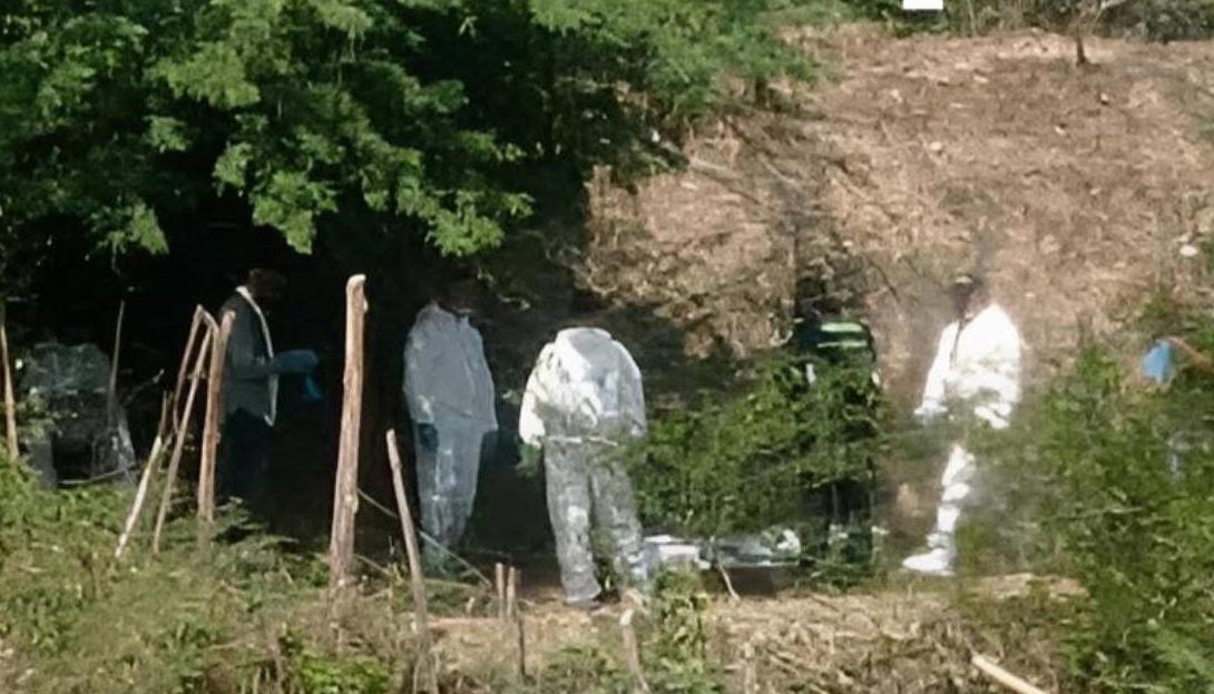 El CTI de la Fiscalía inspeccionando el cuerpo del hombre. 