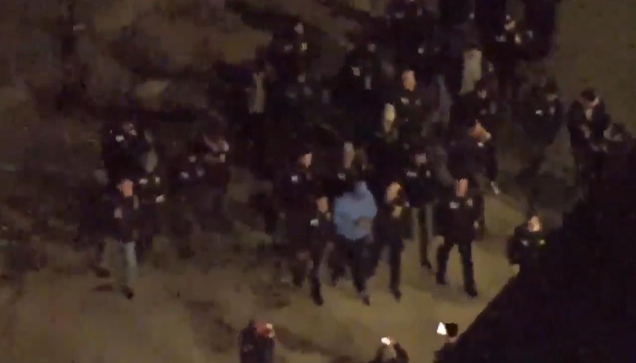 El presidente de Venezuela, Nicolás Maduro (azul), rodeado de agentes del FBI.