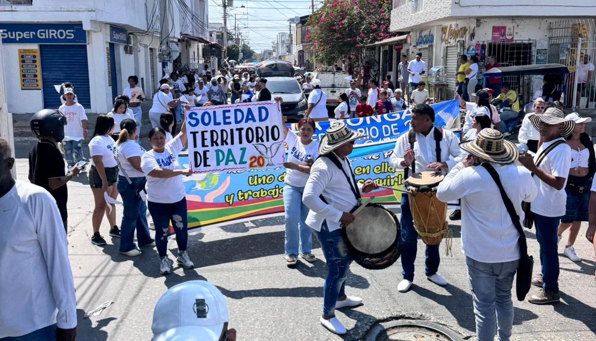 Personas marchan de blanco haciendo por las calles de Barranquilla rumbo a Soledad.