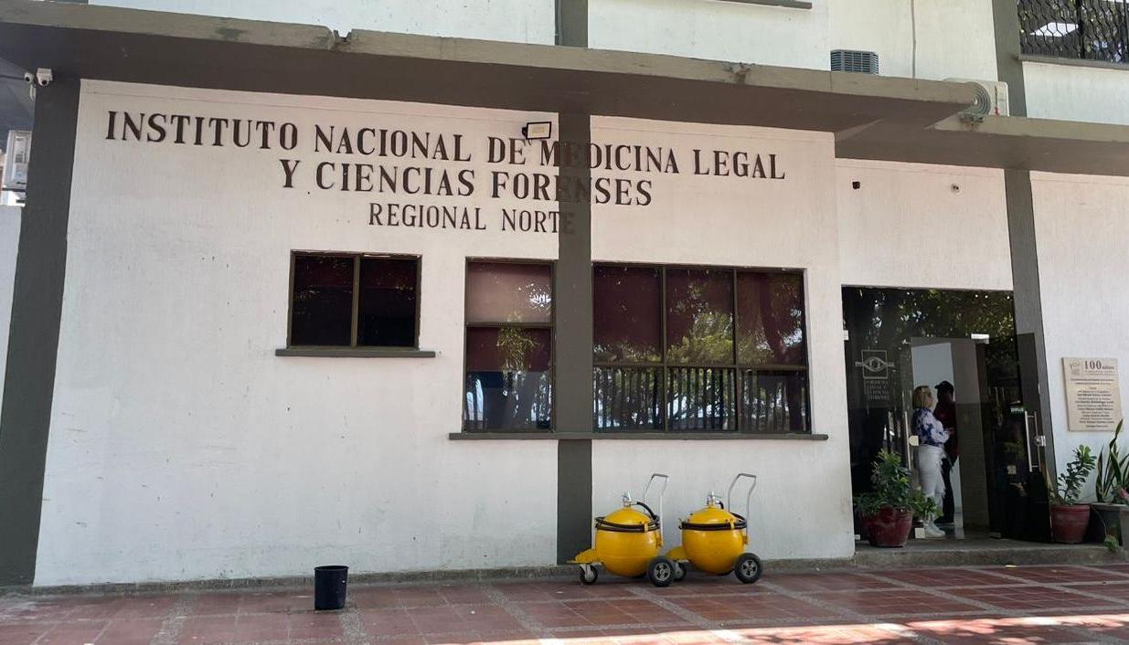 El cuerpo del joven asesinado fue trasladado a Medicina Legal. 