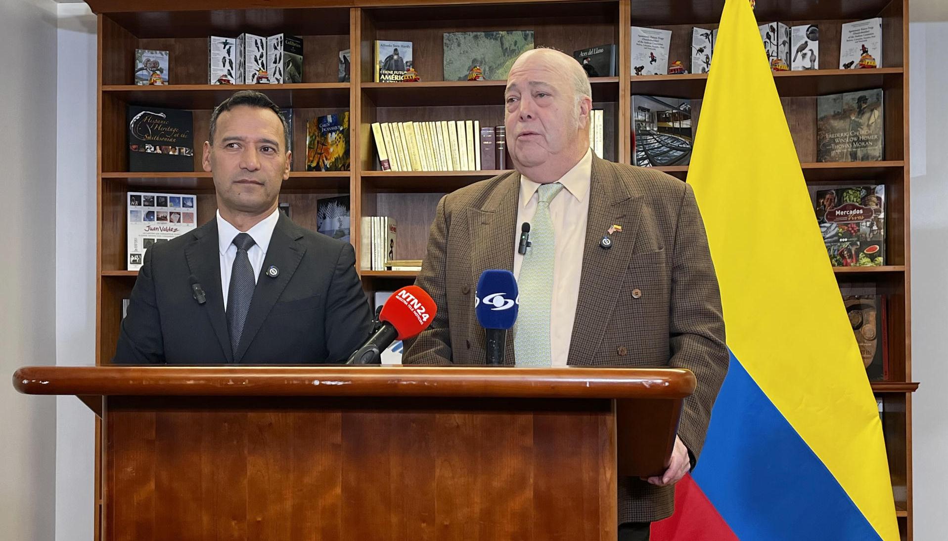 El ministro de Defensa, Pedro Sánchez; y el embajador  de Colombia en EE.UU., Daniel García Peña. 