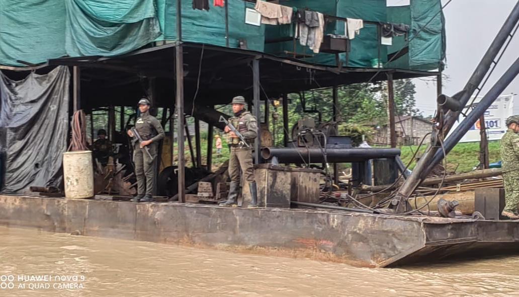 Equipos usados para la minería ilegal e incautados por las autoridades. 
