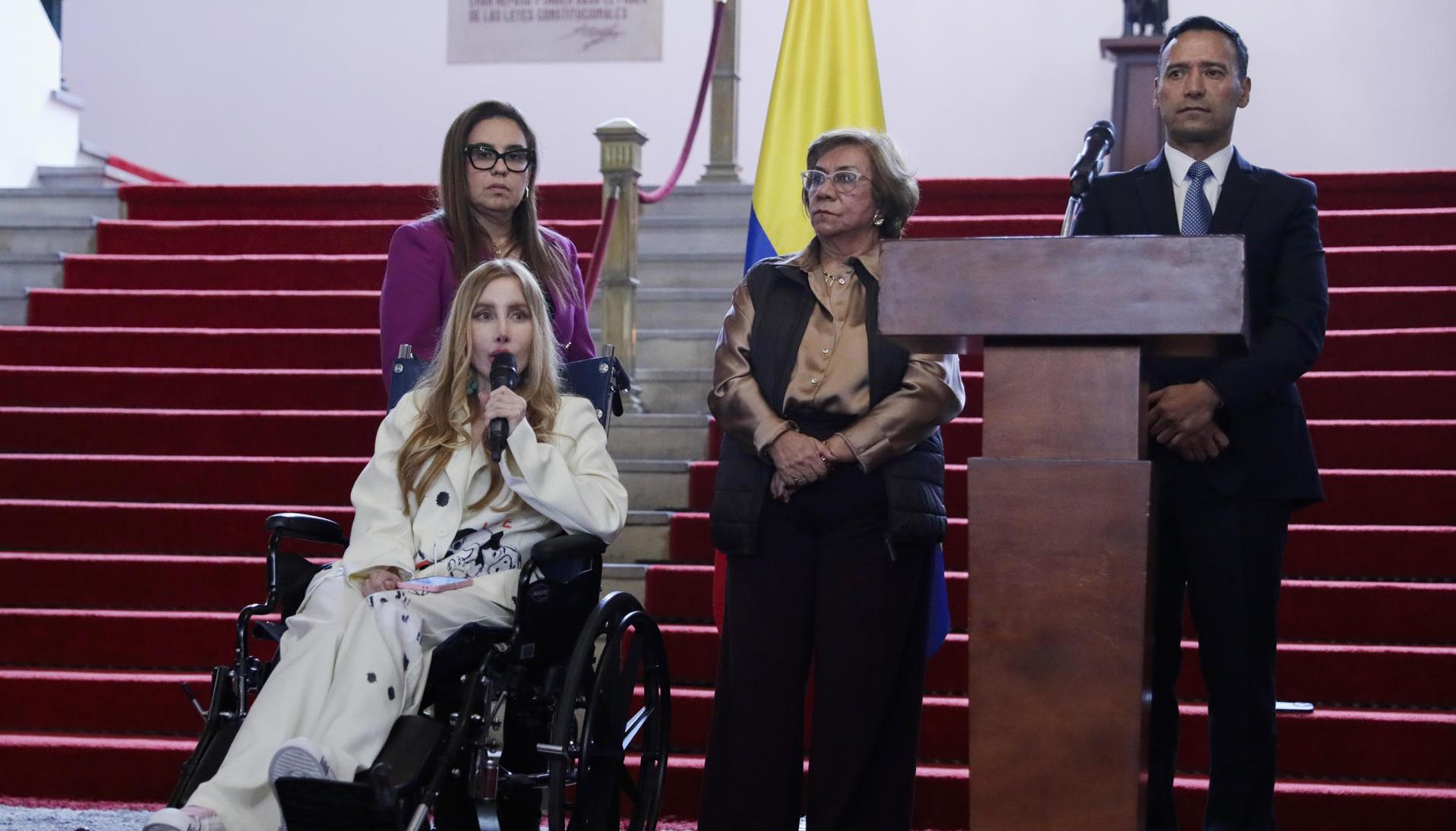 La Ministra de Comercio, Industria y Turismo, Diana Marcela Morales Rojas (i-abajo), habla durante una rueda de prensa este martes. 