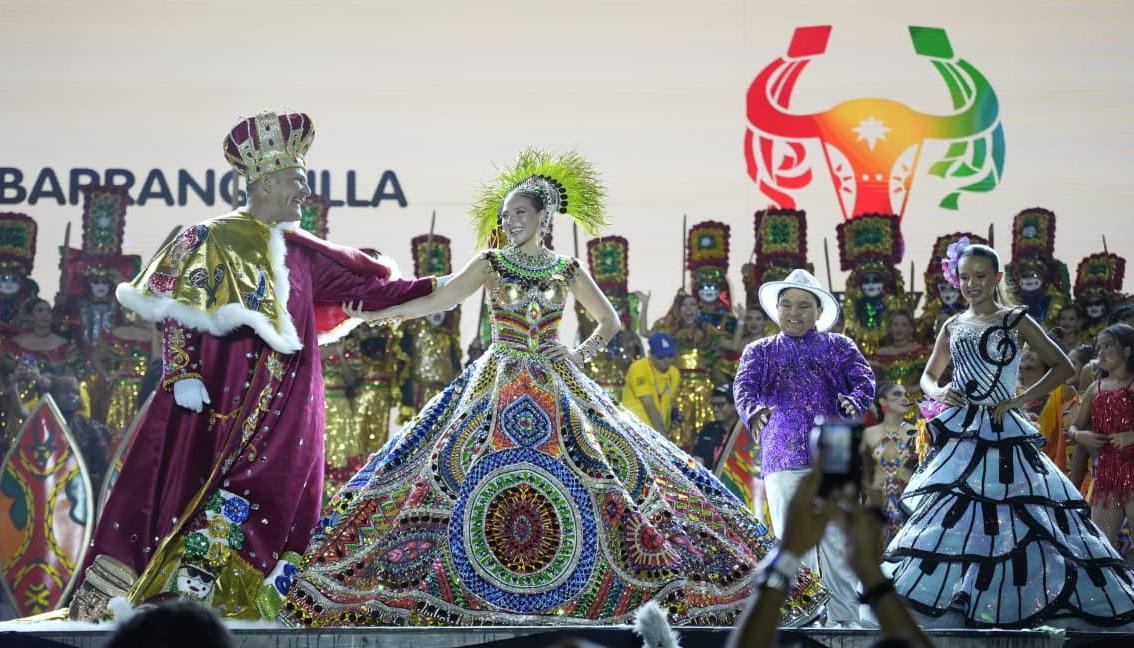 El Rey Momo Adolfo Maury, la Reina Michelle Char y los reyes infantiles, Joshua Ortiz y Sharon Acosta. 