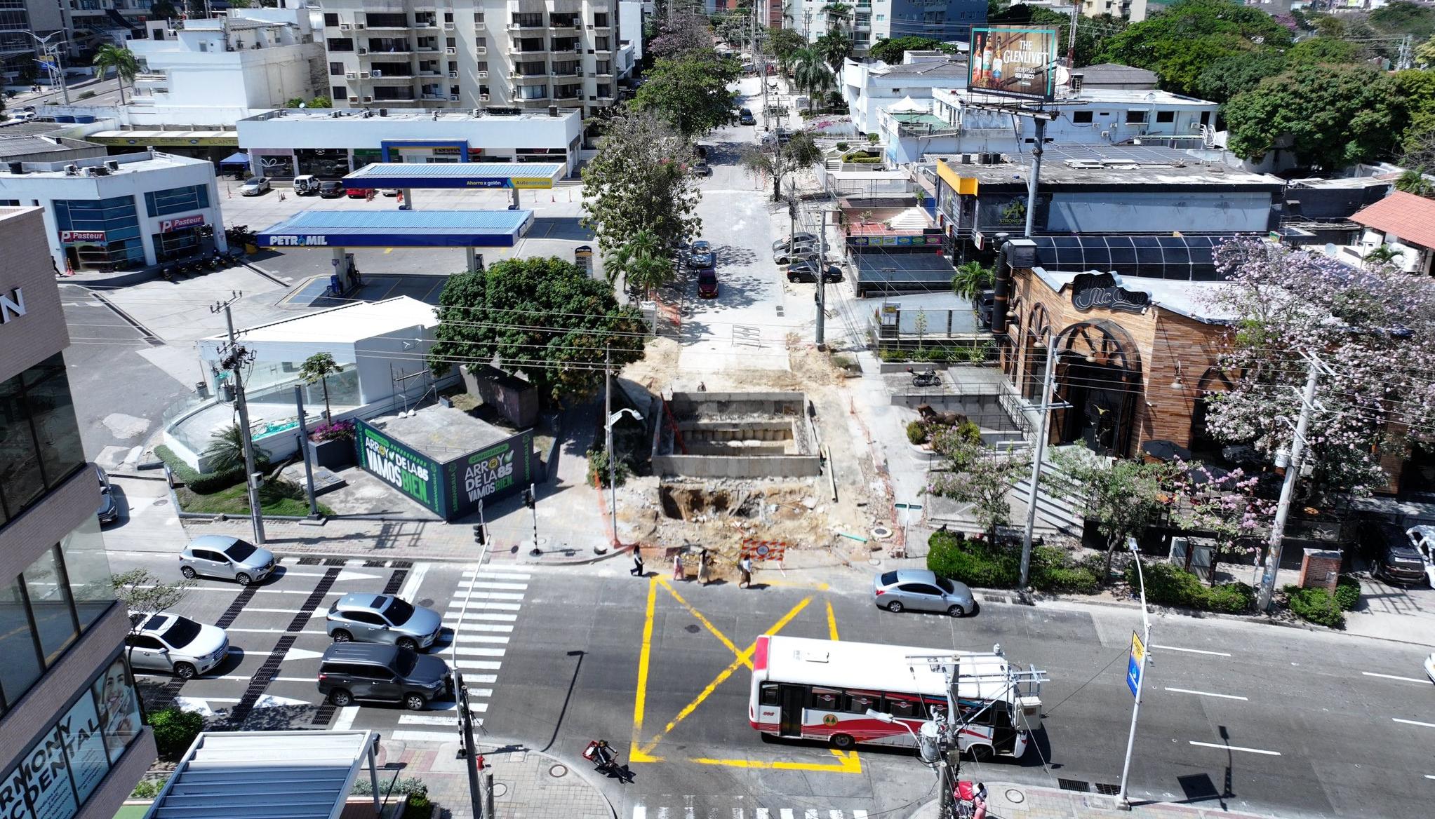 Obra de canalización en la calle 85.