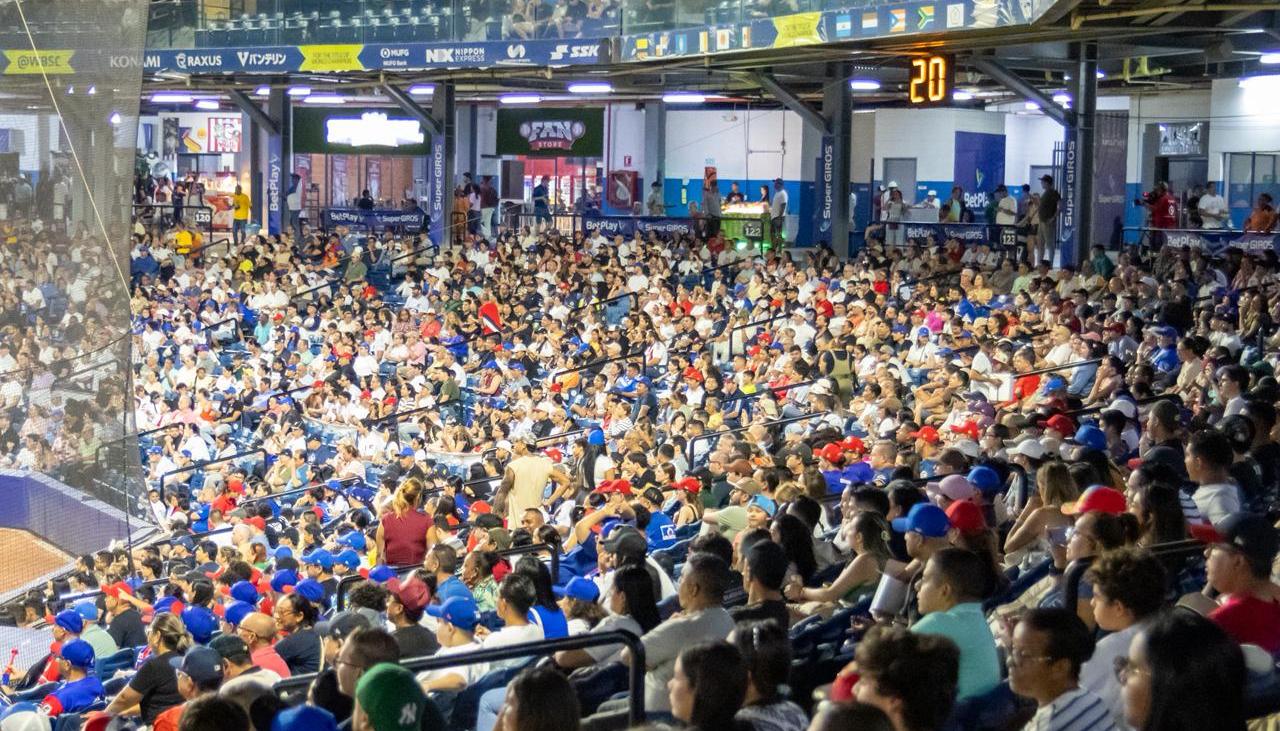 Público en el estadio Édgar Rentería.
