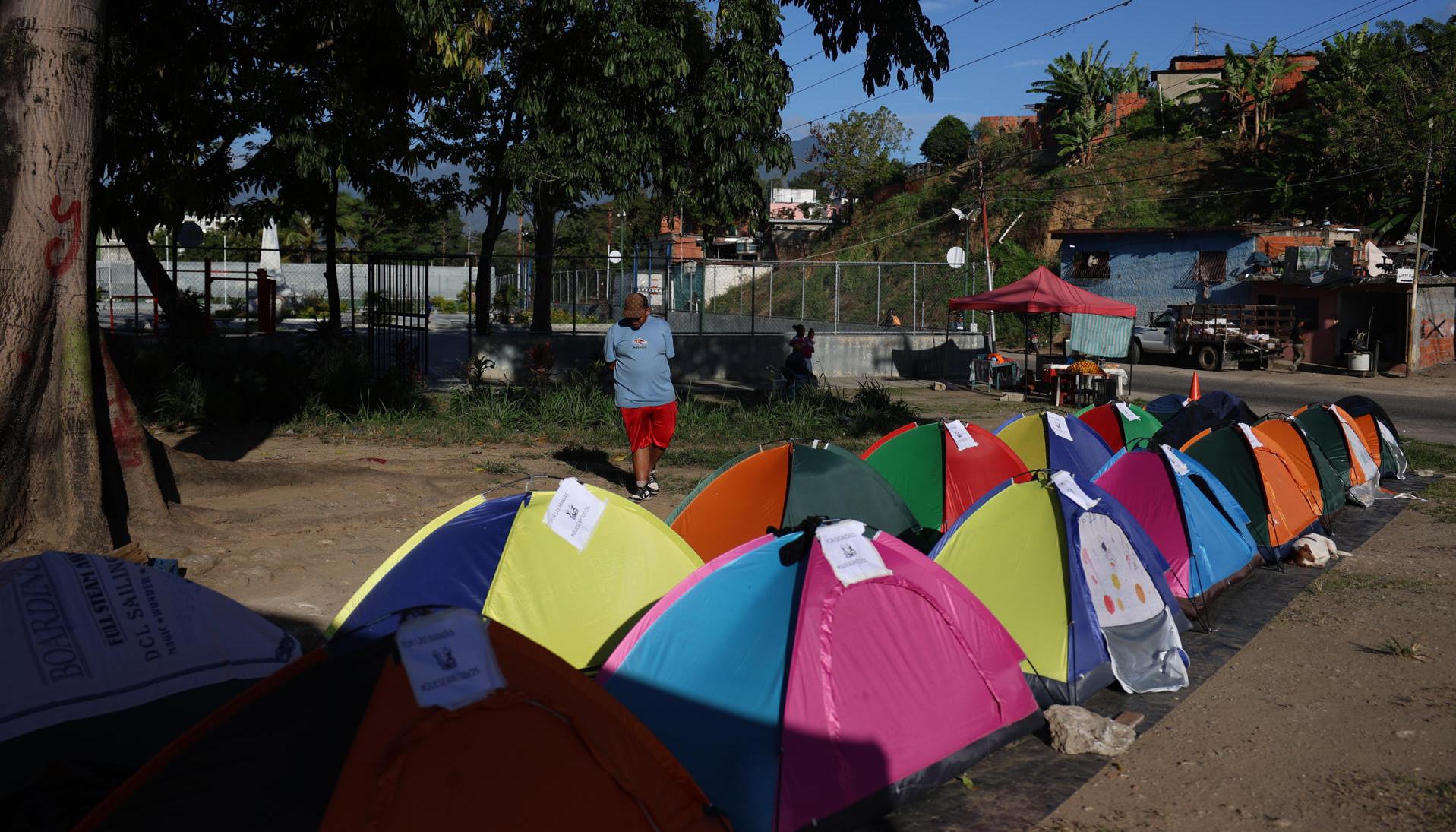 carpas de familiares de presos políticos frente al centro penitenciario Rodeo I, en Zamora, estado de Miranda.