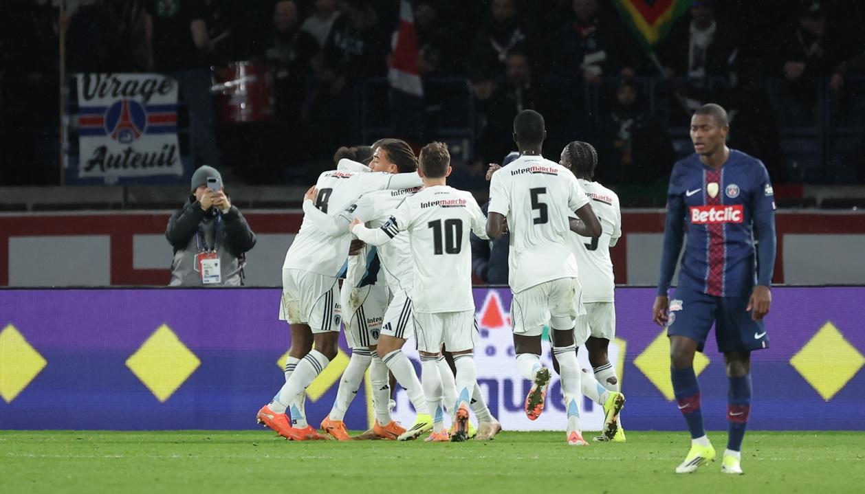 La celebración de los jugadores del París FC.