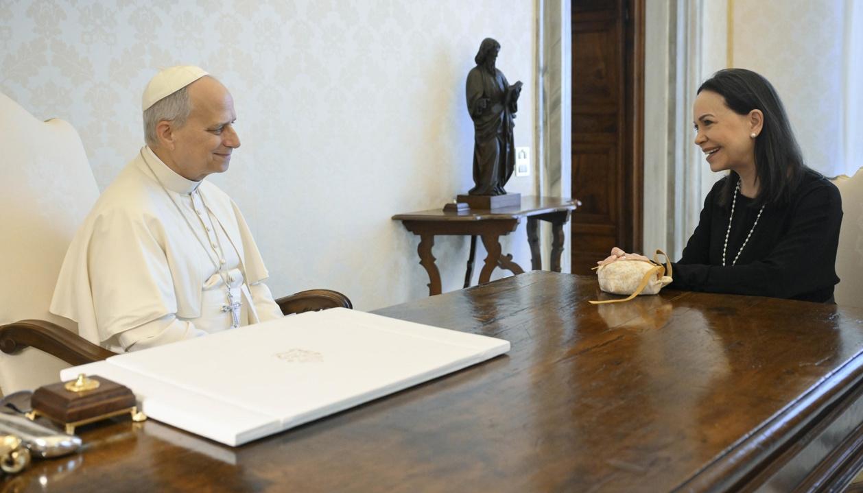 El Papa León XIV y la líder opositora venezolana María Corina Machado.