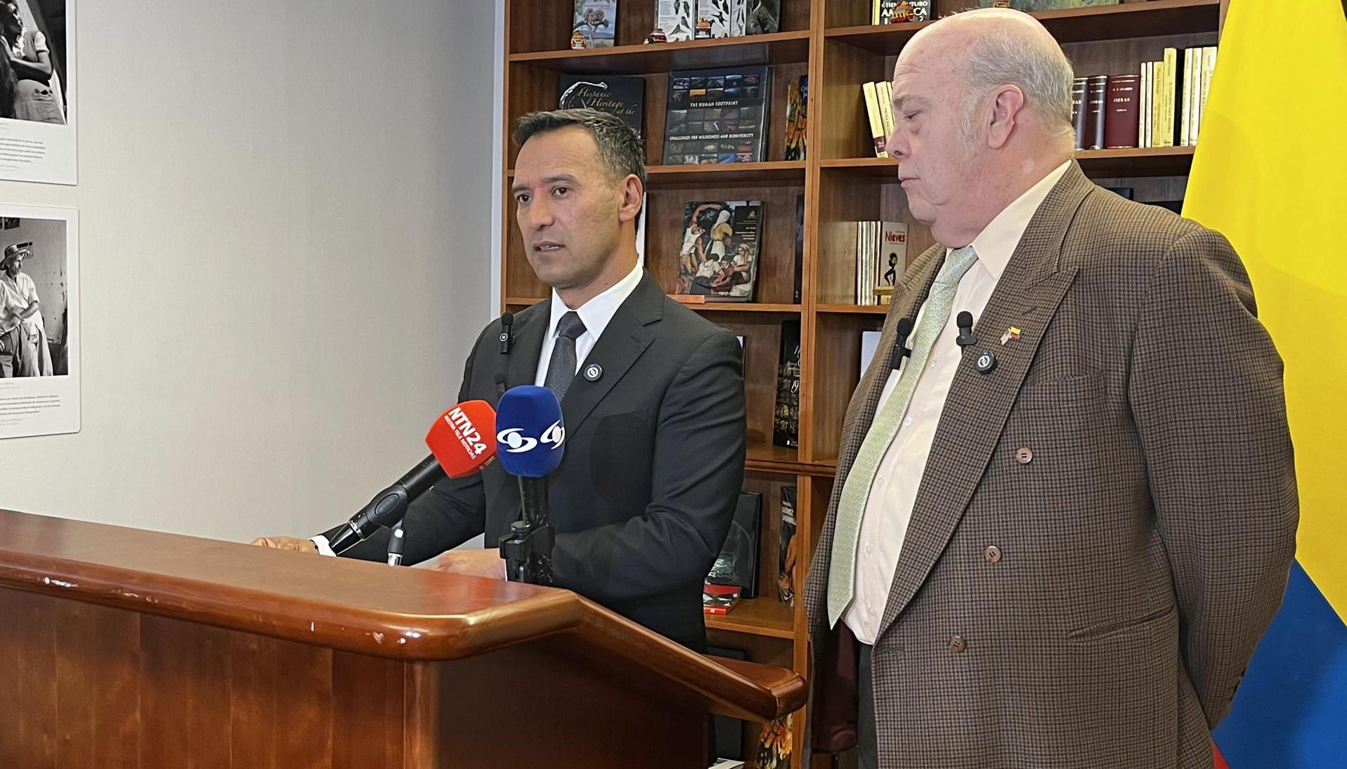 Pedro Sánchez, ministro de Defensa ofreciendo una rueda de prensa en  Washington.