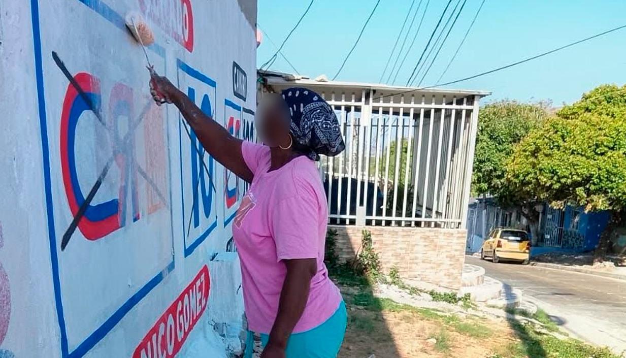Varias personas decidieron este sábado borrar los avisos políticos. 