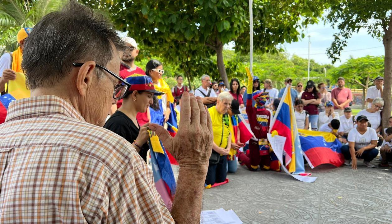 Plantón de venezolanos en la Plaza de la Paz