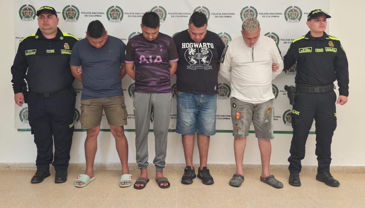 Los capturados junto a las autoridades.