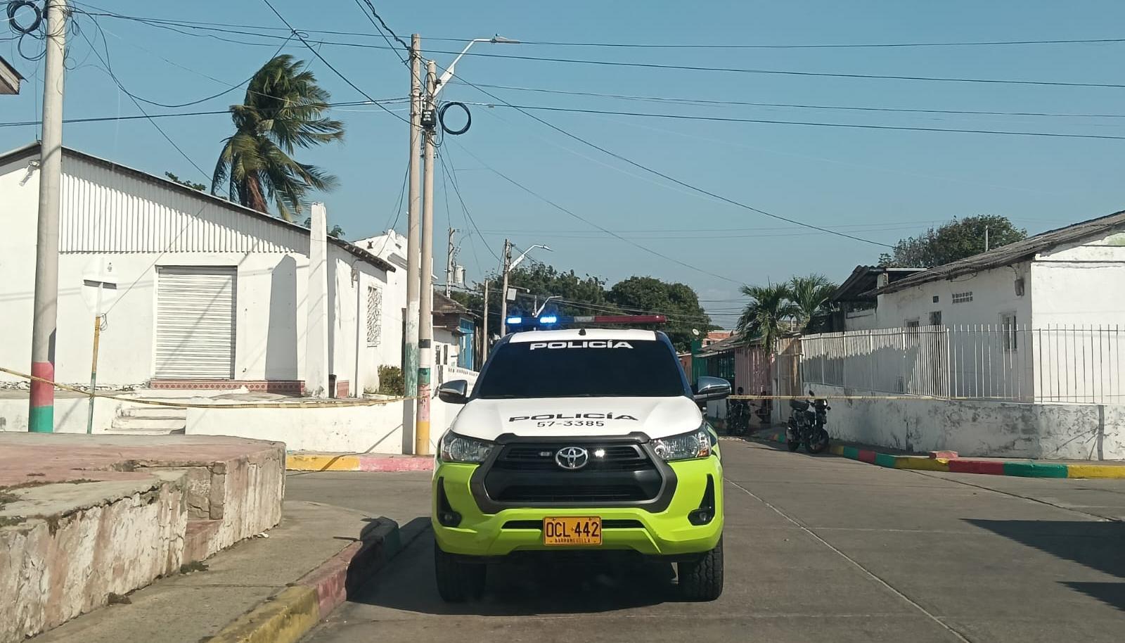 La Policía acordonó la calle donde se encuentra la vivienda en la que fue encontrado el cuerpo del hombre. 