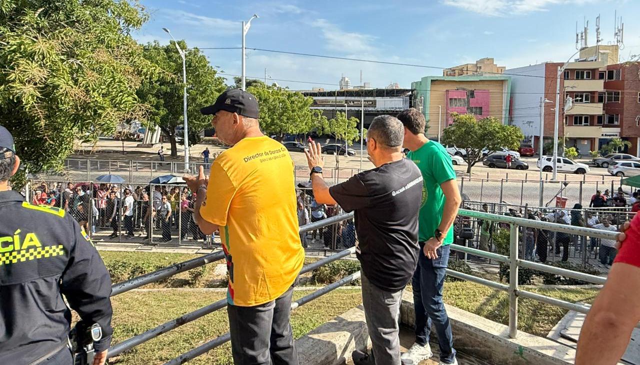 Autoridades en visita de inspección al estadio Romelio Martínez, en donde será la Lectura del Bando. 