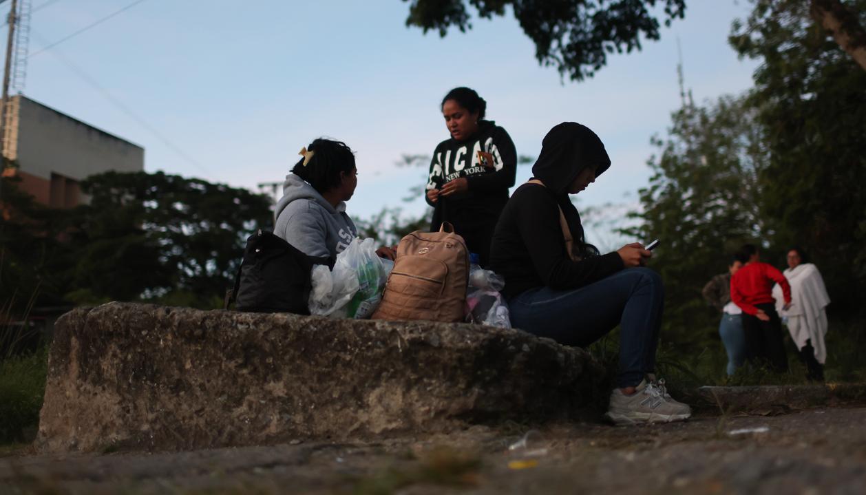 Familiares de presos políticos en la cárcel El Rodeo I este lunes, en Caracas (Venezuela).
