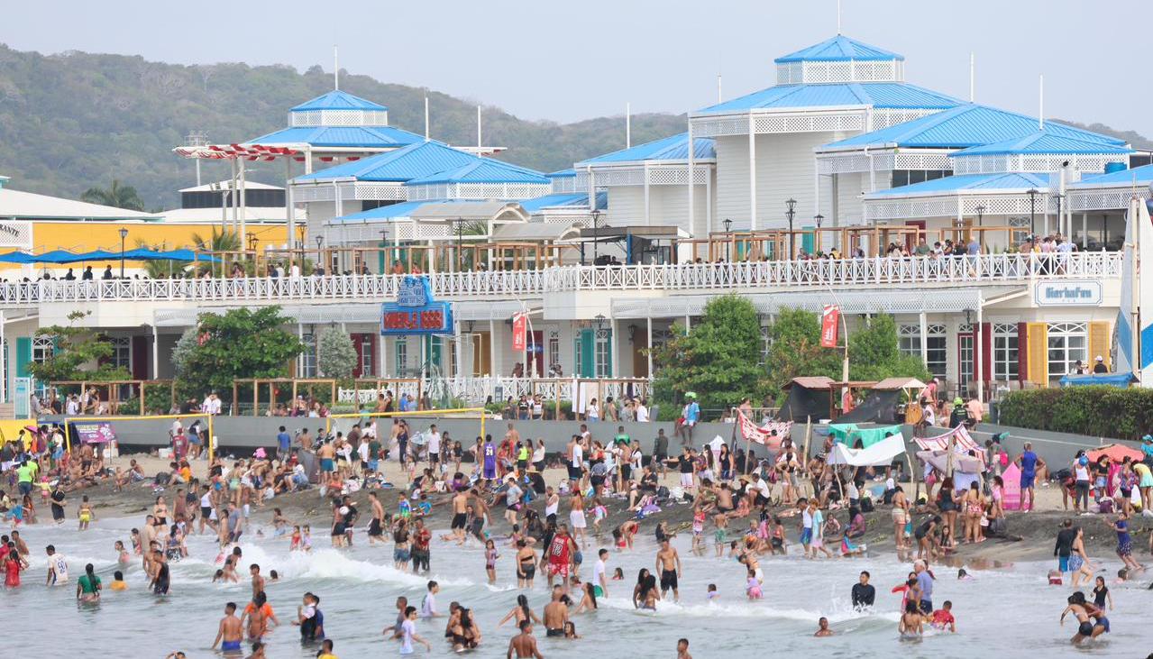 Turismo en las playas de Puerto Colombia. 