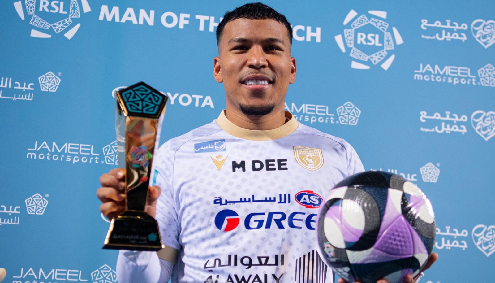 Roger Martínez fue elegido la figura del partido.