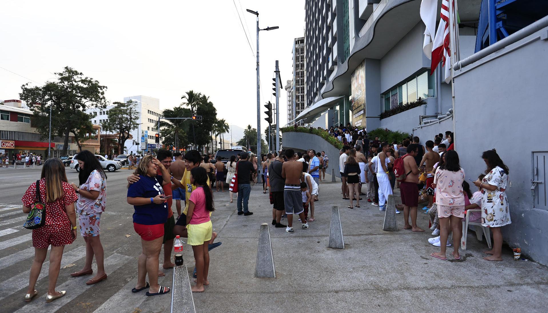 Personas evacuando los edificios tras el sismo en Ciudad de México. 