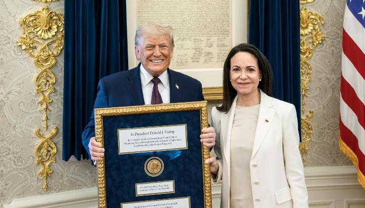 María Corina Machado entregándole el Nobel a Trump.
