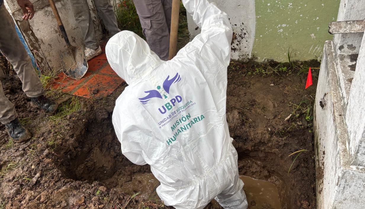 Funcionarios de la Unidad de Búsqueda de Personas Dadas por Desaparecidas en un cementerio de Barranquilla. 