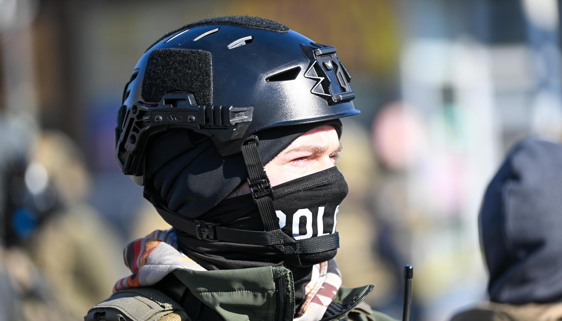 Un oficial federal hace guardia durante los enfrentamientos después de que ICE disparó fatalmente a un hombre varias veces mientras intentaban detenerlo en Minnesota.