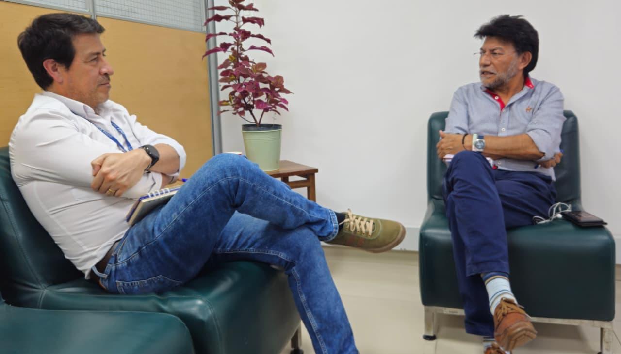 José Humberto Torres (derecha), director territorial de la URT para Magdalena y Atlántico. 