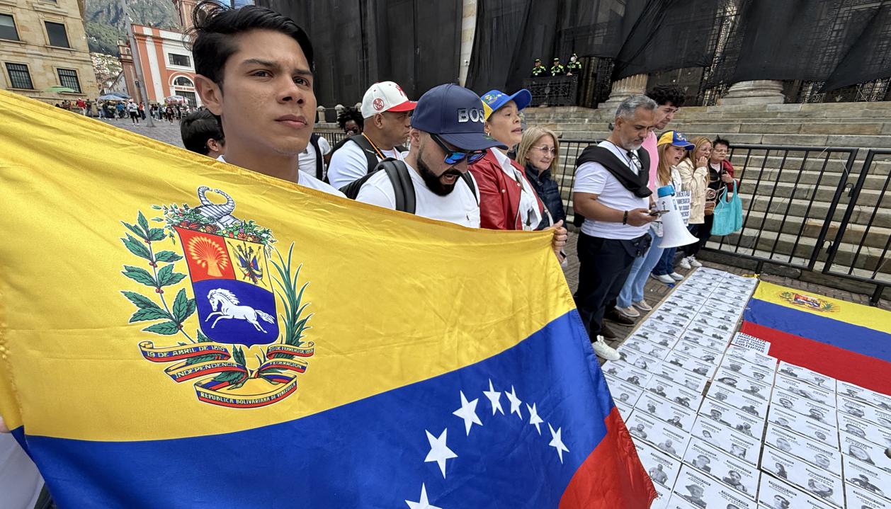 El grupo de venezolanos en la Plaza de Bolívar.