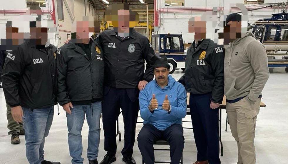 Nicolás Maduro con agentes de la DEA en Nueva York. 