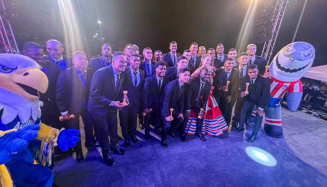 Parte de la nómina de campeones con la reina Michelle Char.