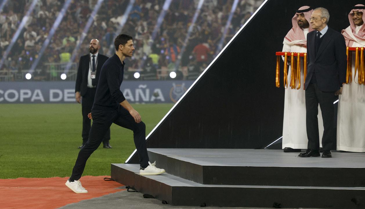 Xabi Alonso y el presidente del Real Madrid, Florentino Pérez.