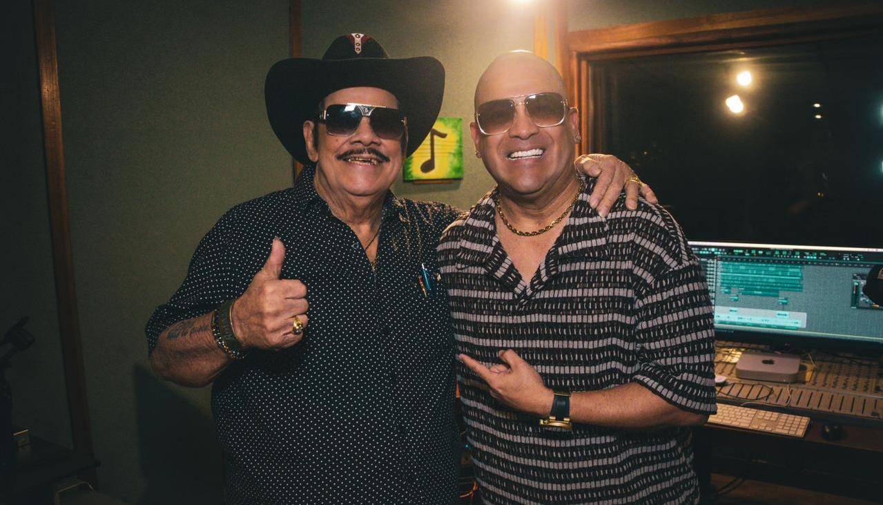 Aníbal Velásquez y Chatella grabando la canción. 