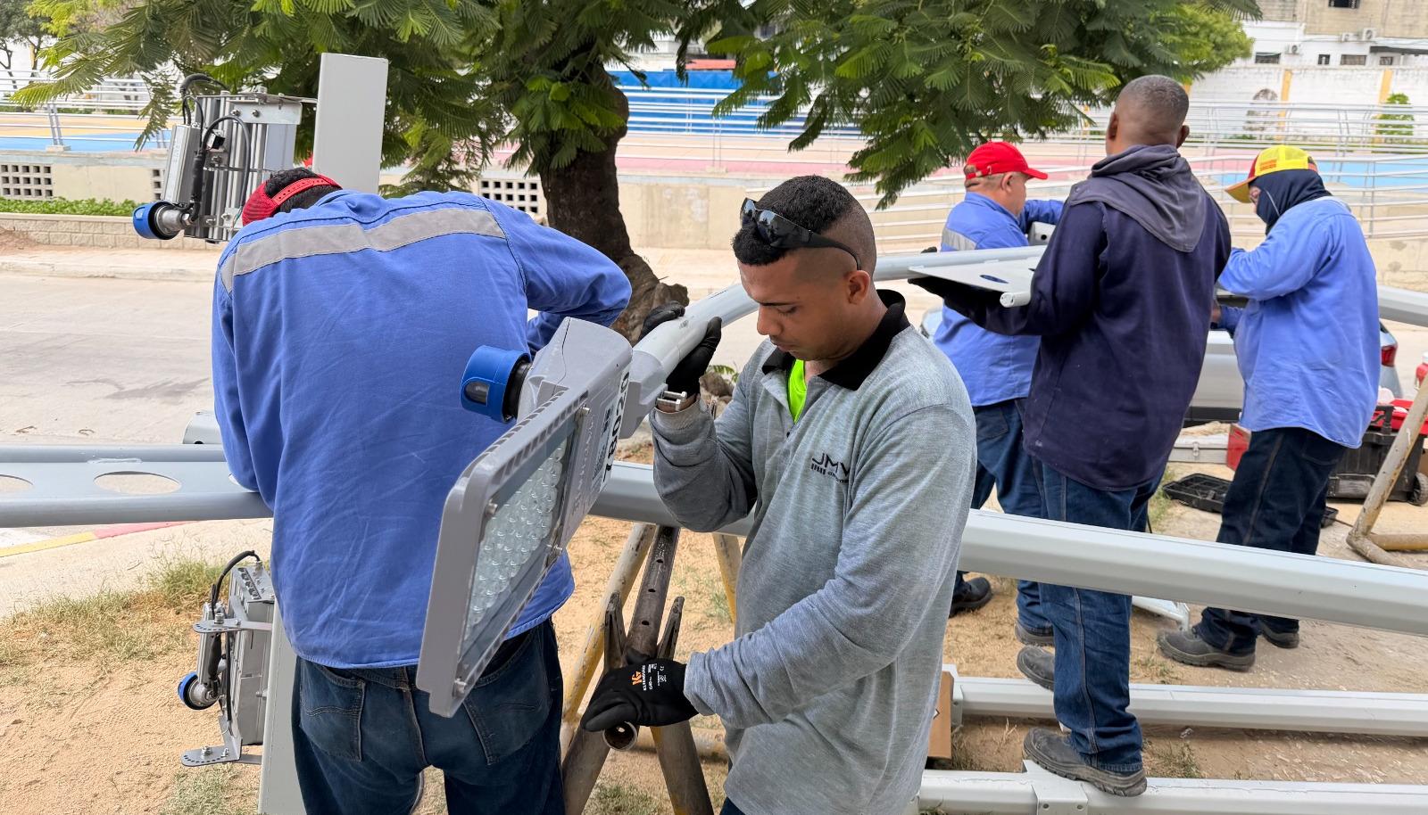 Instalación de luminaria en el Malecón de Rebolo. 