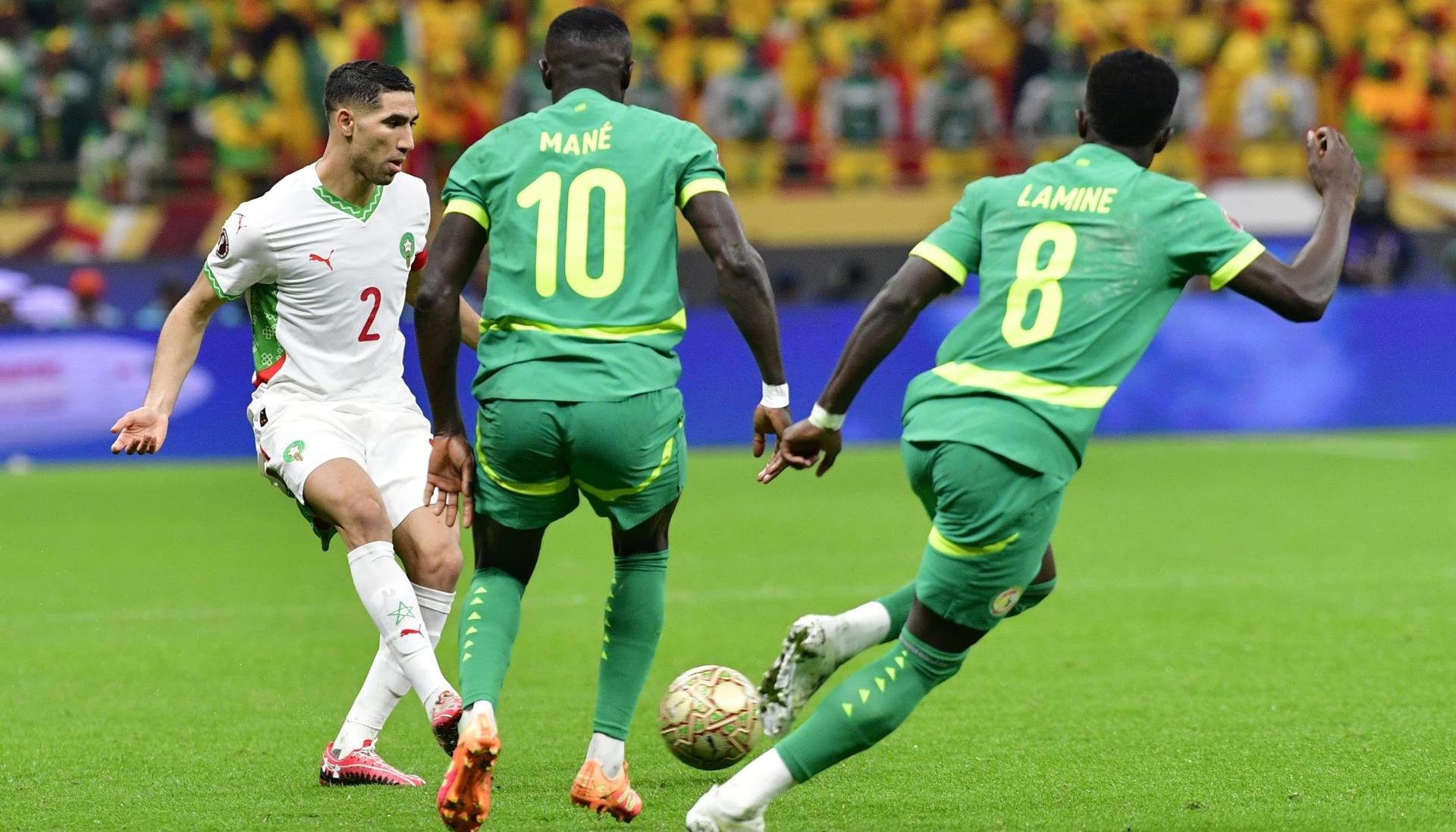 Acción de juego de la final entre Marruecos y Senegal.