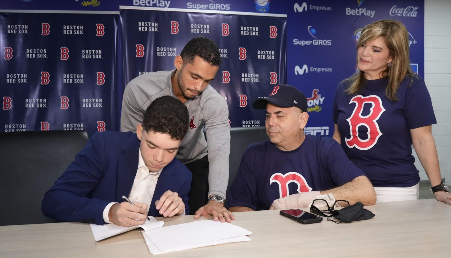 Harry José Canedo Name firmando con Boston Red Sox. 
