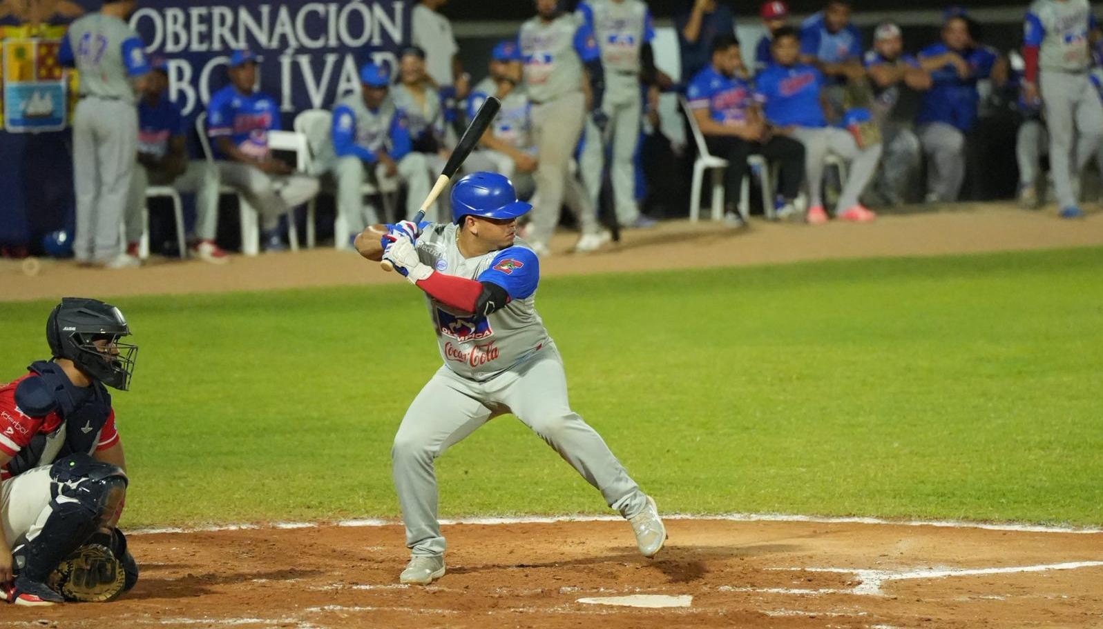 El venezolano Juan Fernández anotó la primera carrera de Caimanes. 