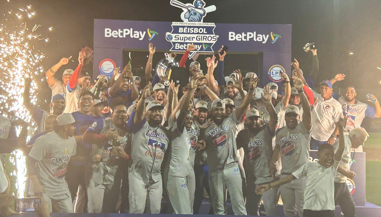 El festejo de los peloteros de Caimanes tras conquistar su decimoquinto título en el béisbol profesional colombiano.