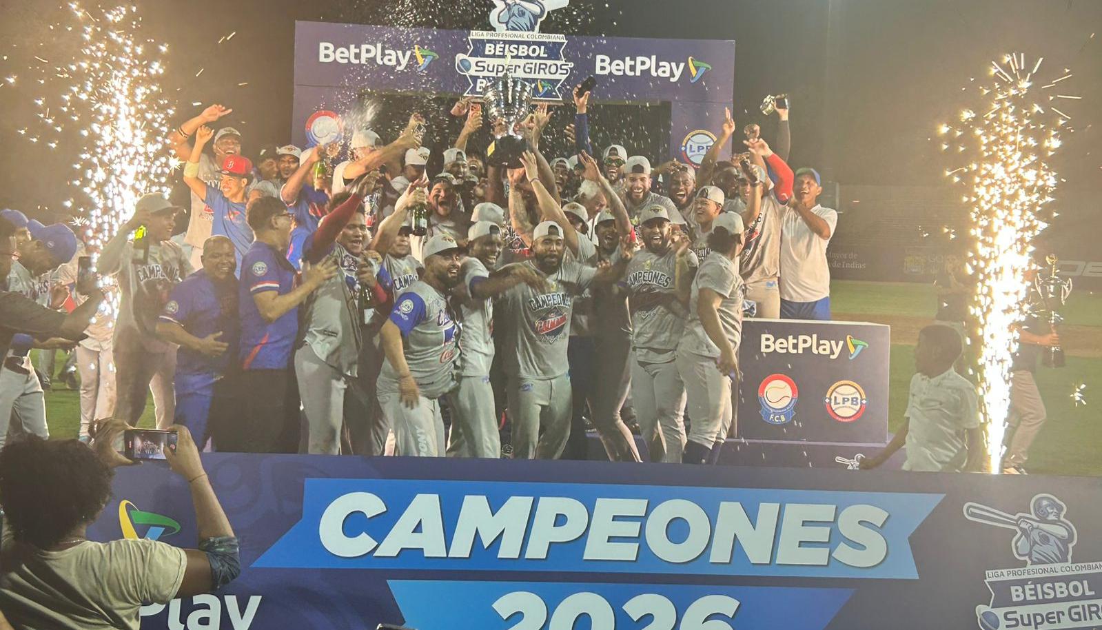 El festejo de los peloteros de Caimanes tras conquistar su decimoquinto título en el béisbol profesional colombiano.