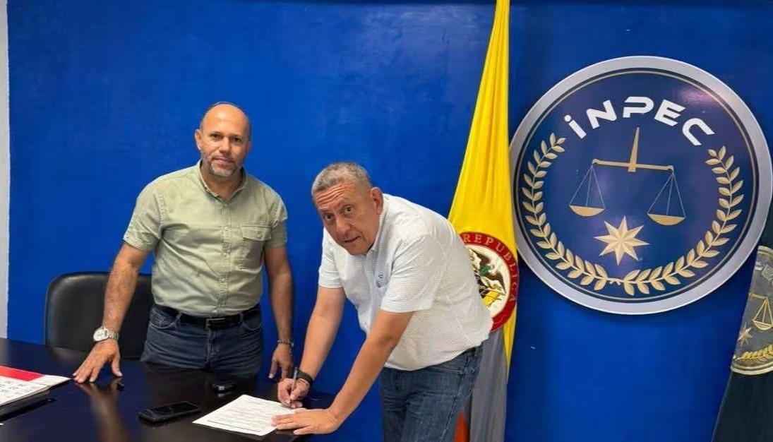 Edgar Rodríguez (blanco), director de la cárcel de Neiva, y el subdirector Renato Solano (verde).
