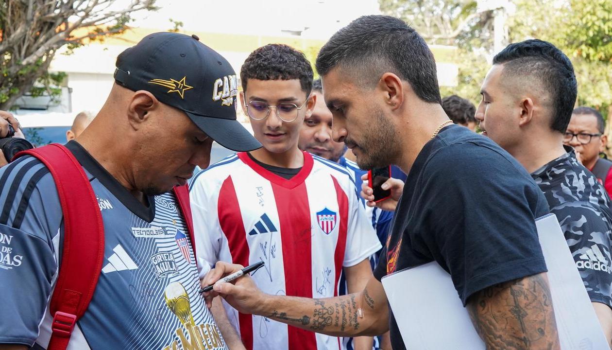 Guillermo Celis compartió con los hinchas en el inicio de trabajos del Junior.
