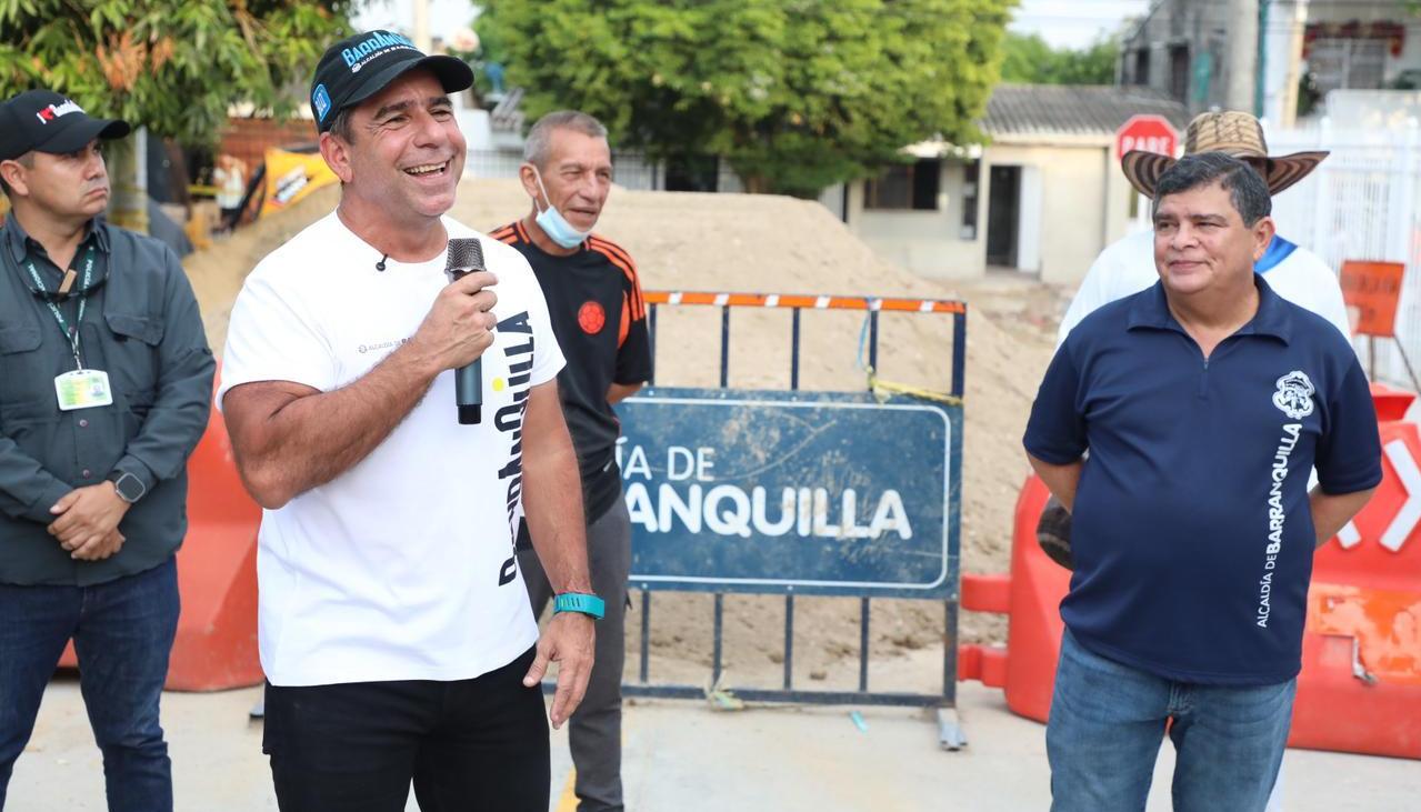 Alcalde Char en la entrega de las vías pavimentadas en Las Palmas.