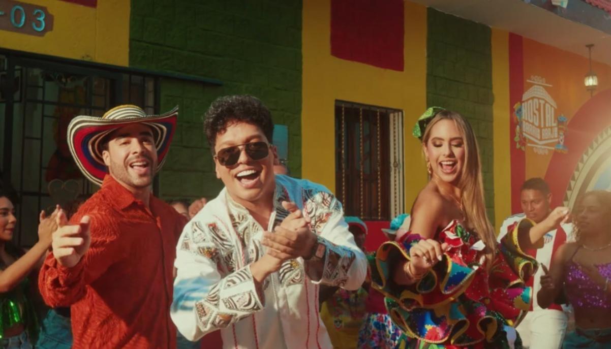 Mike Rodríguez junto a los Reyes del Carnaval de la 44.