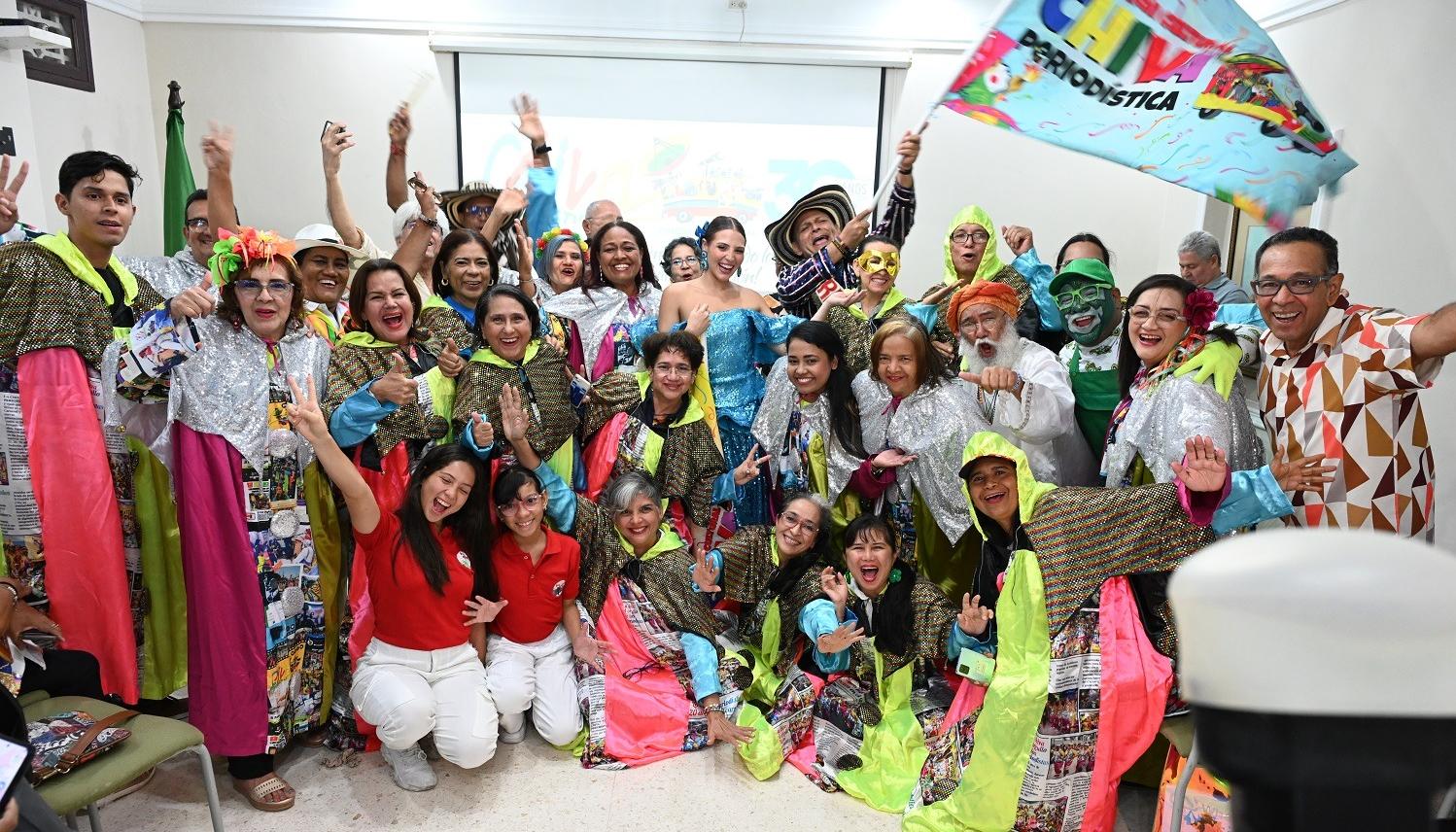 Integrantes de la Chiva Periodística junto a Reyes del Carnaval, Michelle Char y Adolfo Maury. 