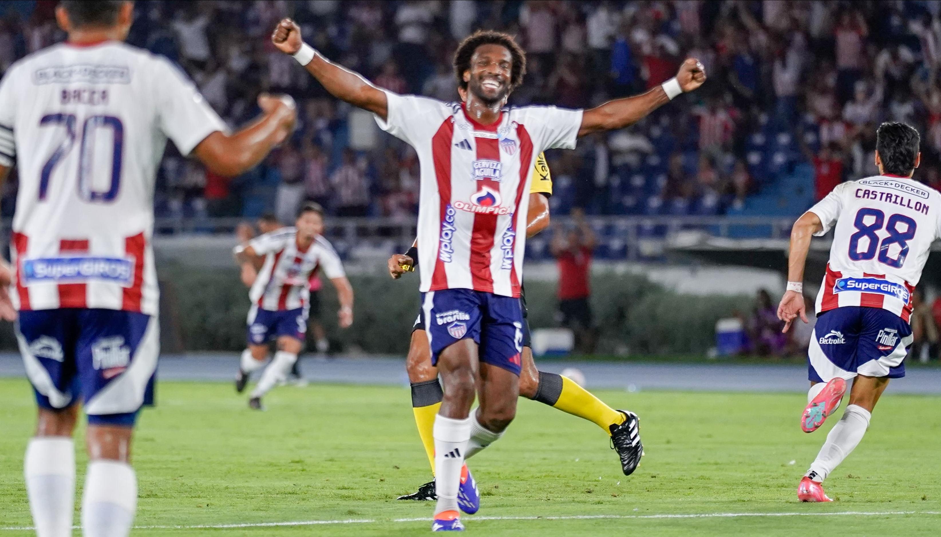 Didier Moreno celebran un gol con Junior. 