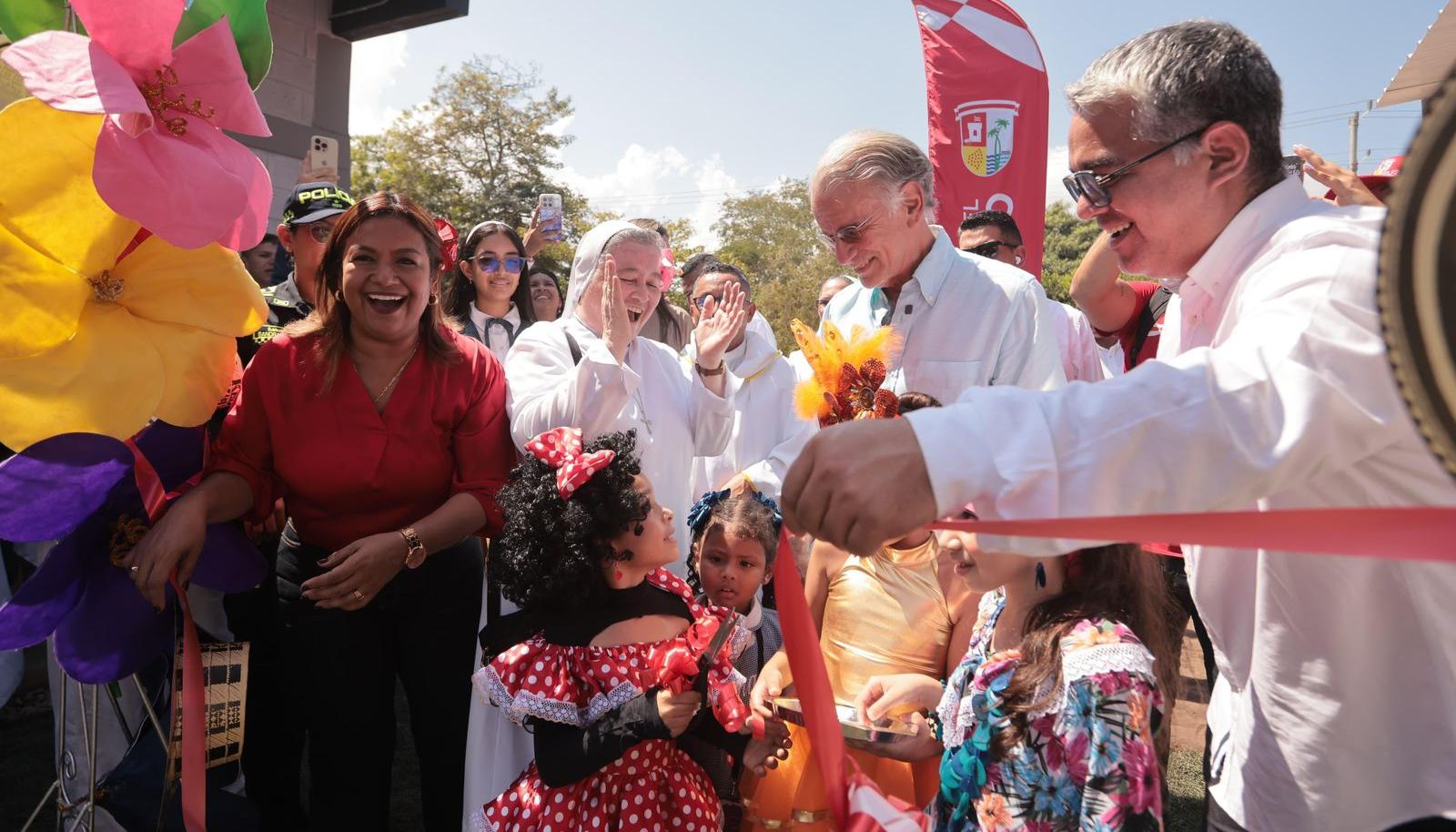 Gobernador Verano en la bienvenida de los estudiantes en el regreso a clases. 
