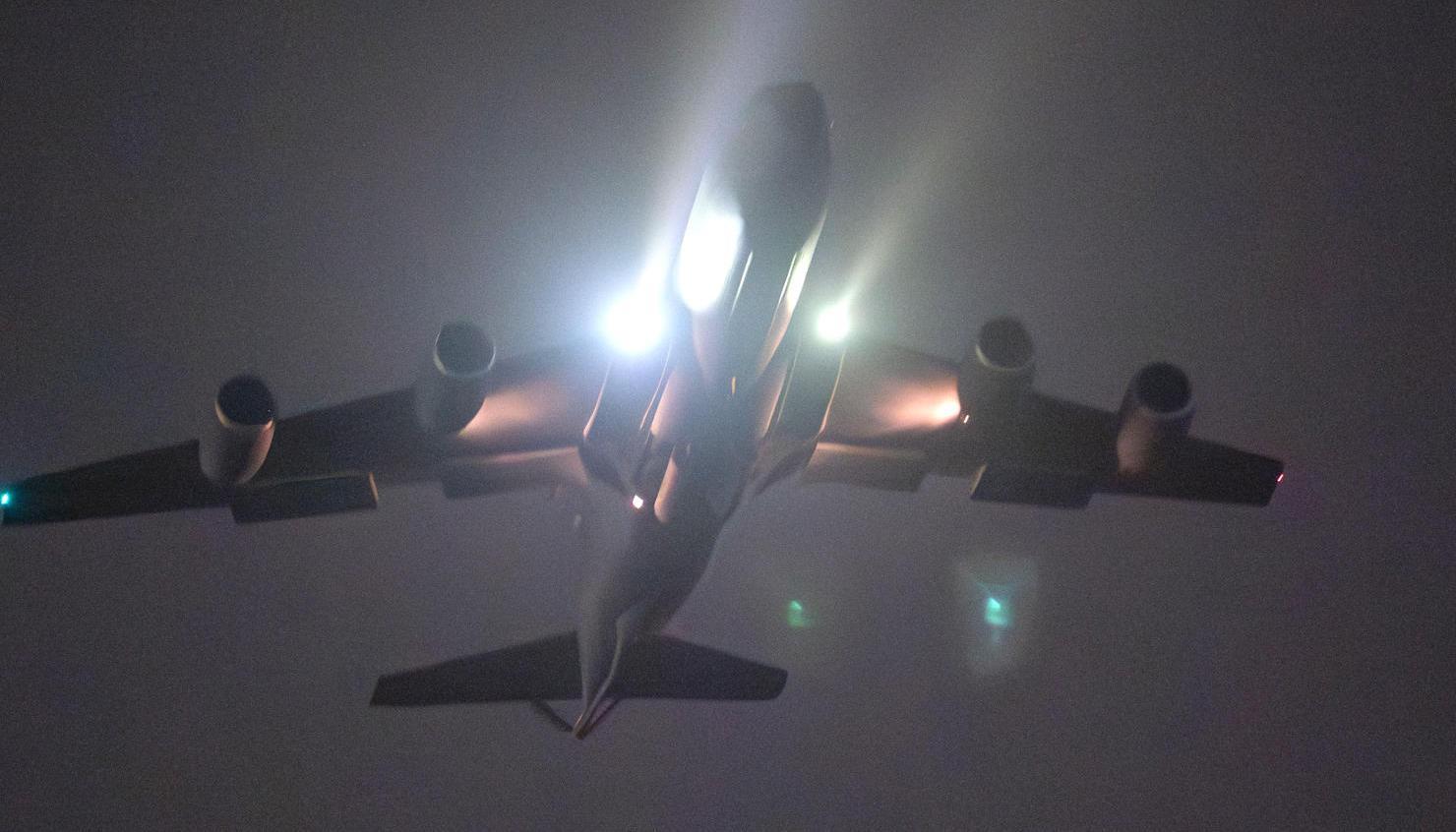 Avión cisterna KC-135 Stratotanker despegando para brindar apoyo a la Operación Ataque Ojo de Halcón.