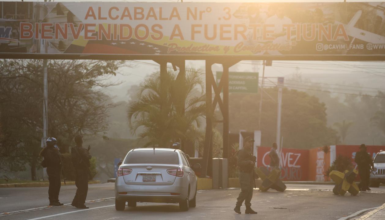 Militares custodian el Fuerte Tiuna, sede del Ministerio de Defensa de Venezuela. 