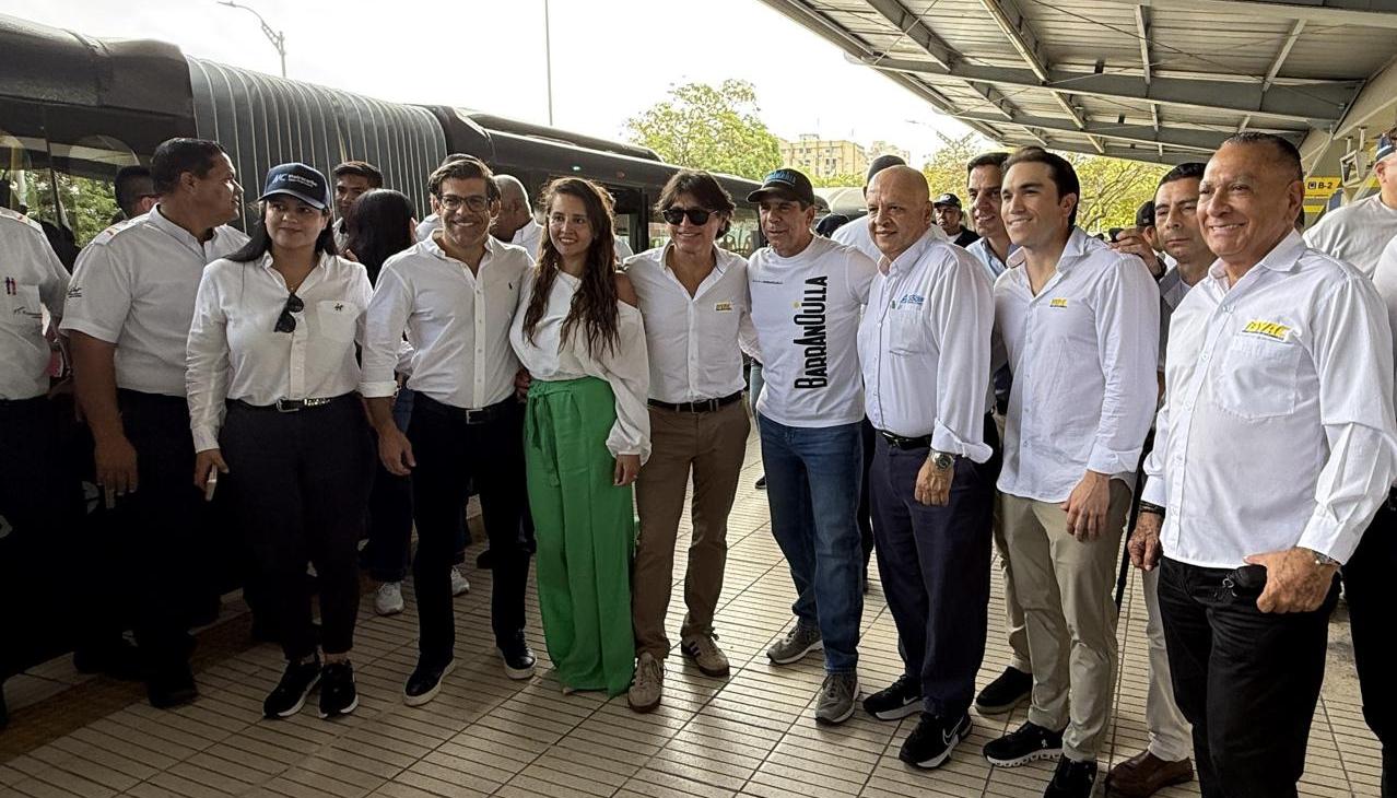Alcalde Char junto a las directivas de Gases del Caribe y Transmetro.