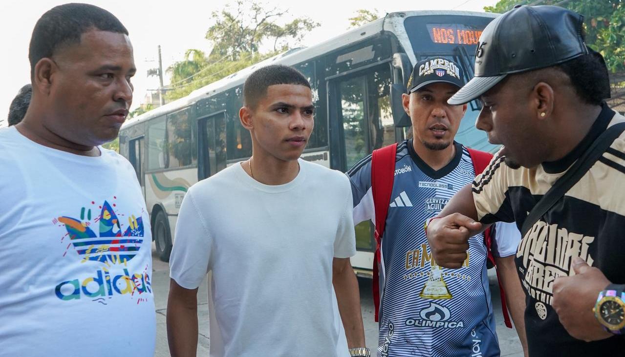 José Enamorado dialoga con varios hinchas del Junior. 
